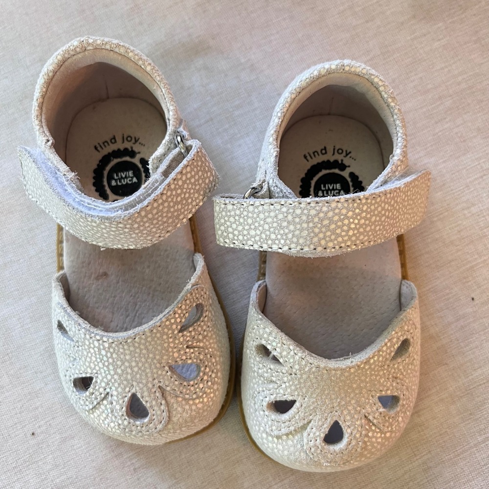 Livie & Luca Girls Metallic Petal Cutout Mary Jane Shoes Glimmering White Size 5